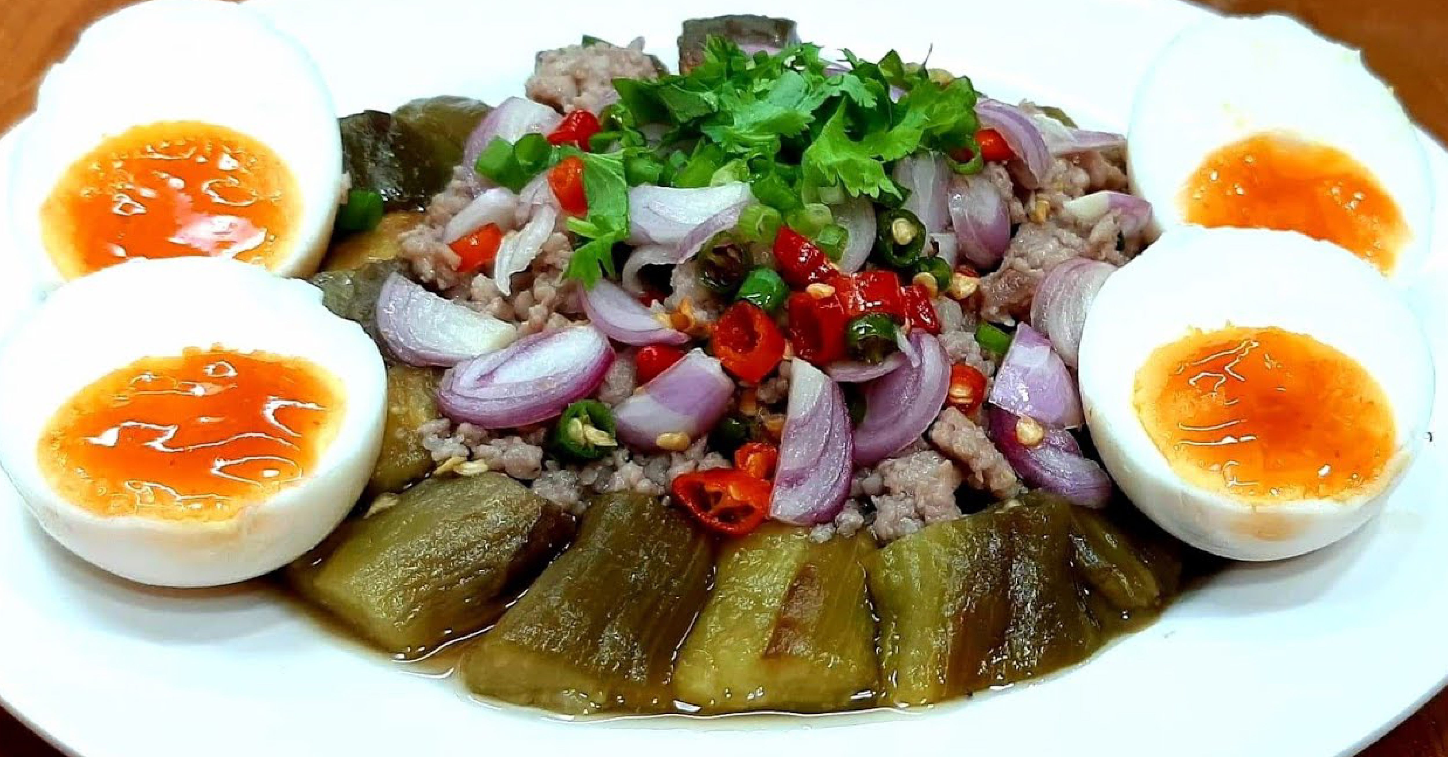 11. ยำไข่ต้ม มะเขือเผา กับข้าวกล้อง